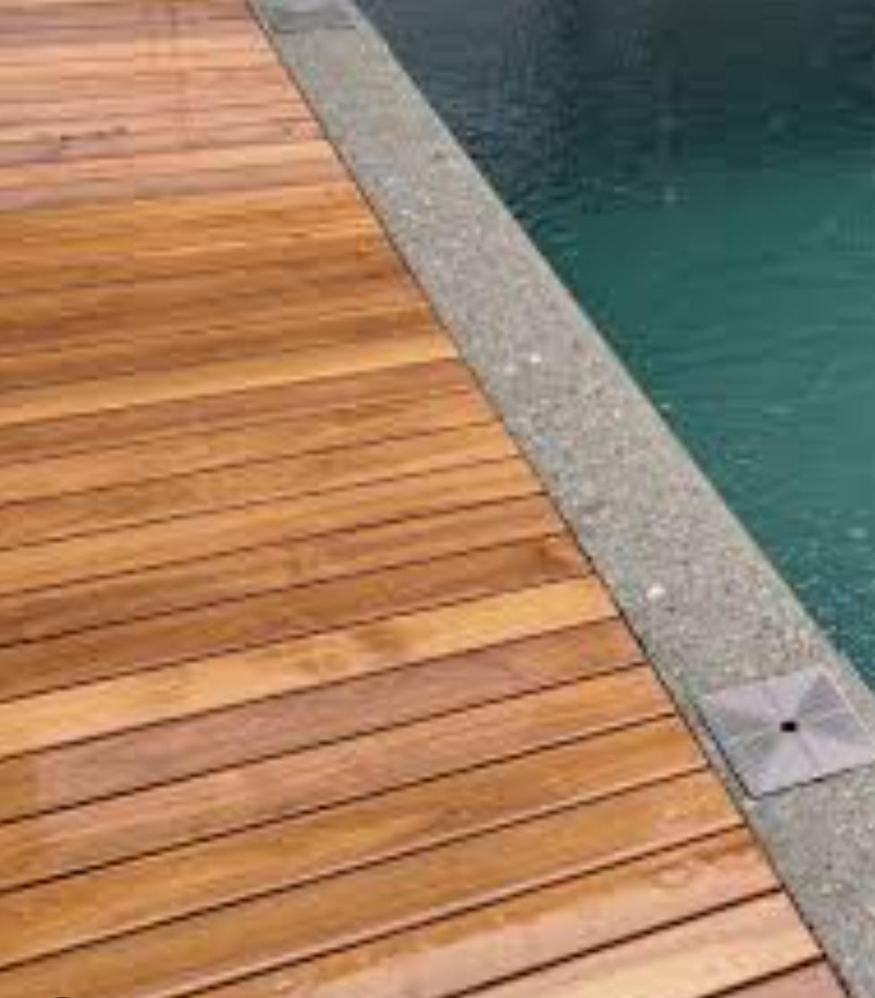 Deck teca junto a piscina verde
